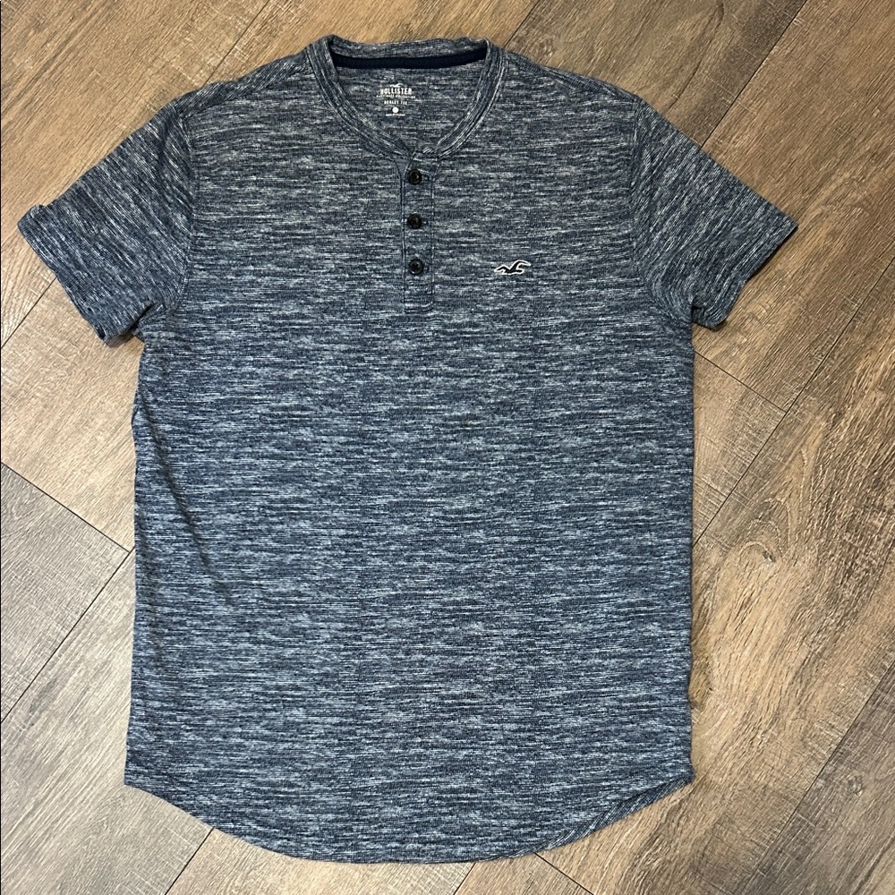 Hollister Men's Heathered Navy Henley Tee